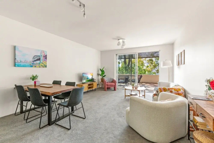 2-bed Harbourside Home With Views in Fab Location