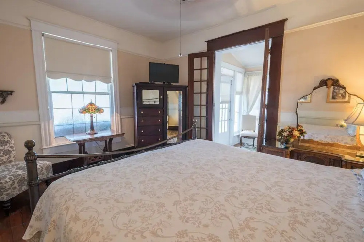 Southern Wind Inn Bed & Breakfast