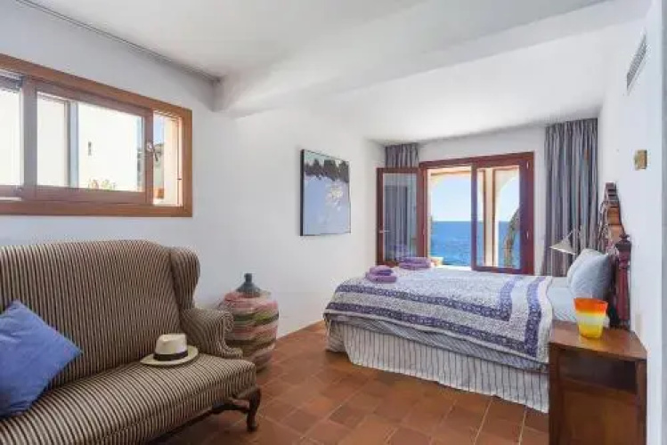 Sea Front Villa with Access Mallorca 8 Pers