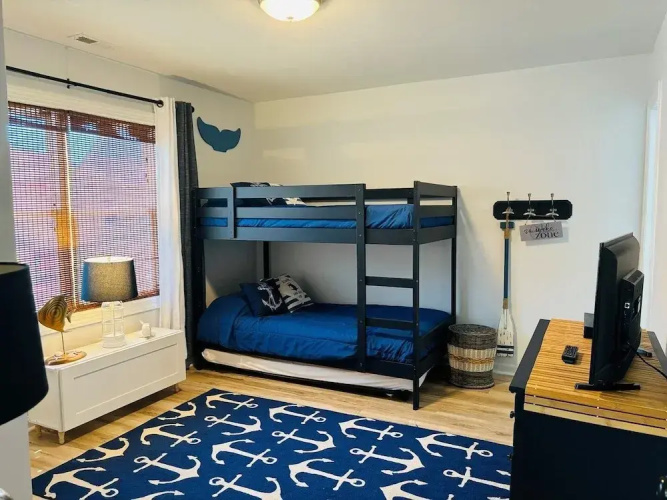Blue Crab Cottage 4 Bedroom Home by RedAwning