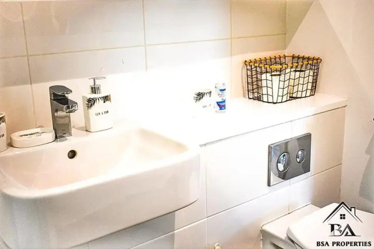Modern 2 Bed 2 Bath Bracknell With Free Parking