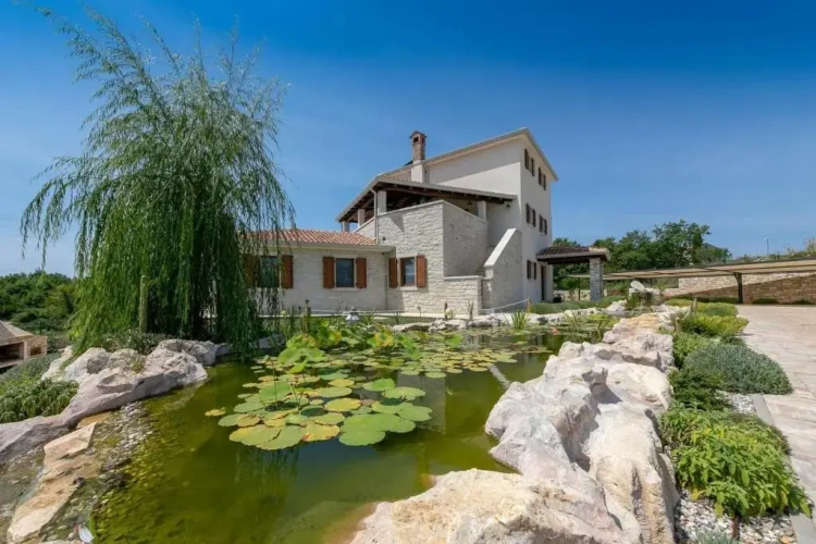 6 Bedrooms Villa