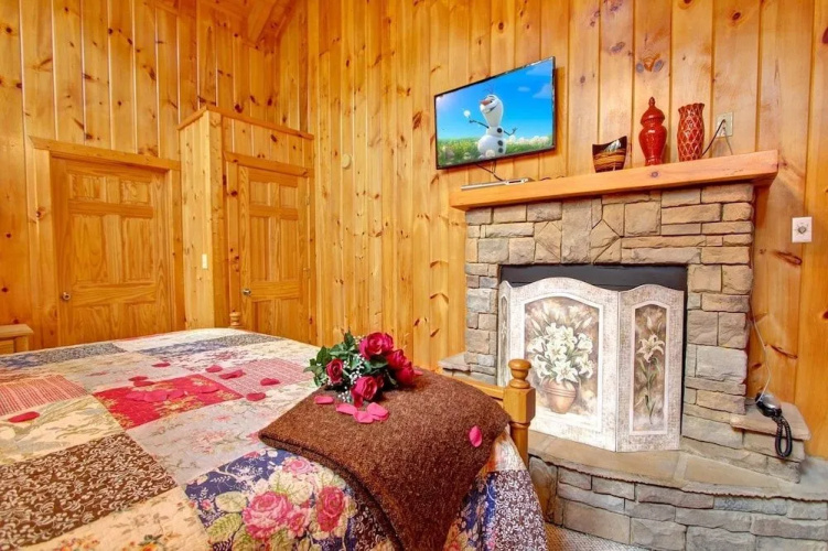 Whispering Winds 2 Bedrooms 2 Bathrooms Cabin