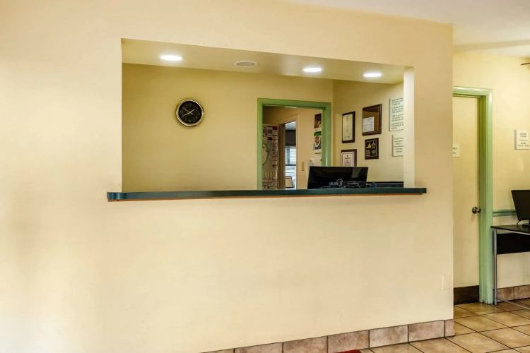 Econo Lodge East