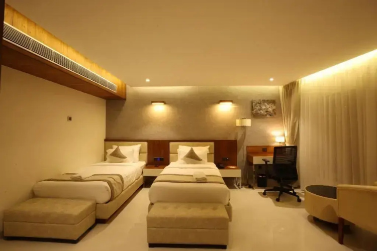 Royal Plaza Suites by RAK Rooms