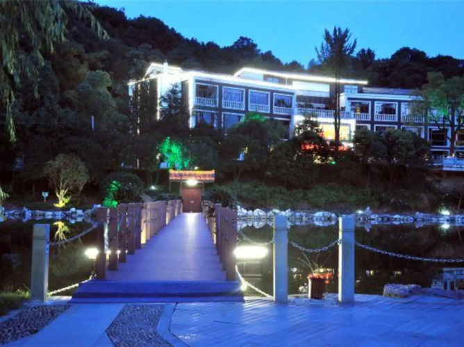 Lake Home Hotel