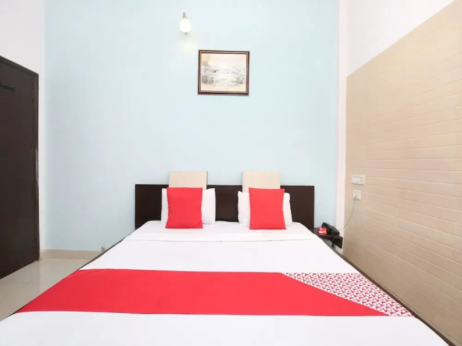 OYO 16441 Hotel Gurjeet