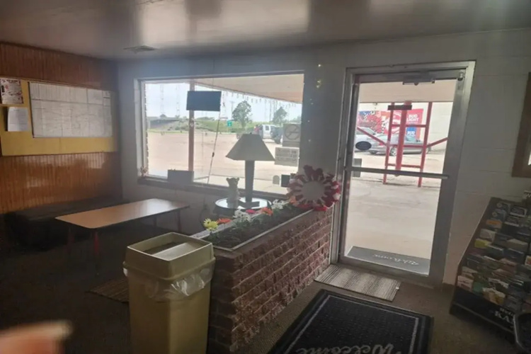 First Inn By OYO Quinter Hwy 70