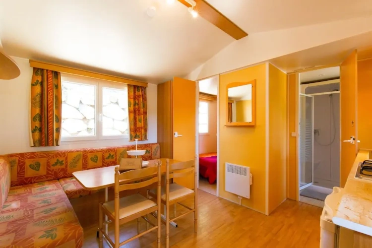 2 Bedrooms Comfort room with mountain view