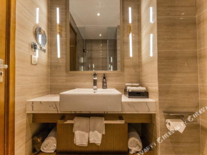 Standard Twin room with street view