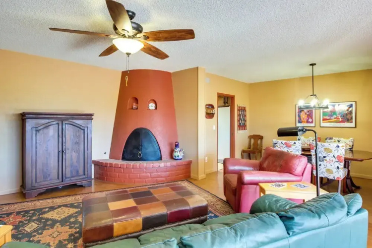 Green Valley Abode w/ Pool Access & Mtn Views