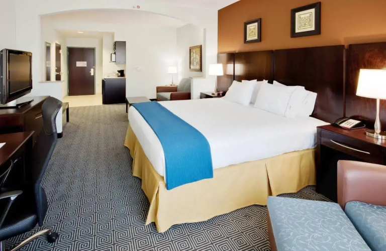 Holiday Inn Express & Suites Warminster - Horsham by IHG