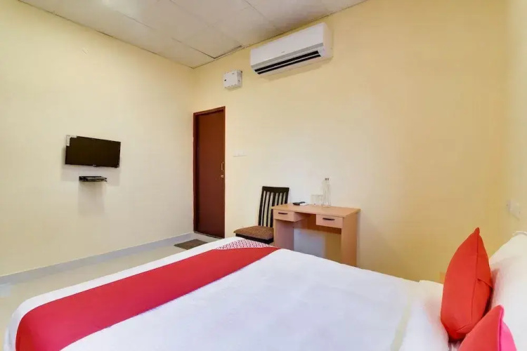 Om Sakthi Complex Pethuchettypet by OYO Rooms