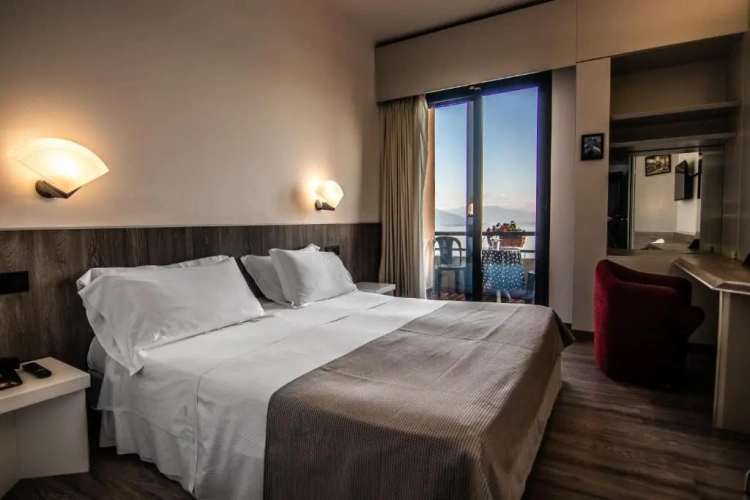 Standard Double room with balcony and with lake view