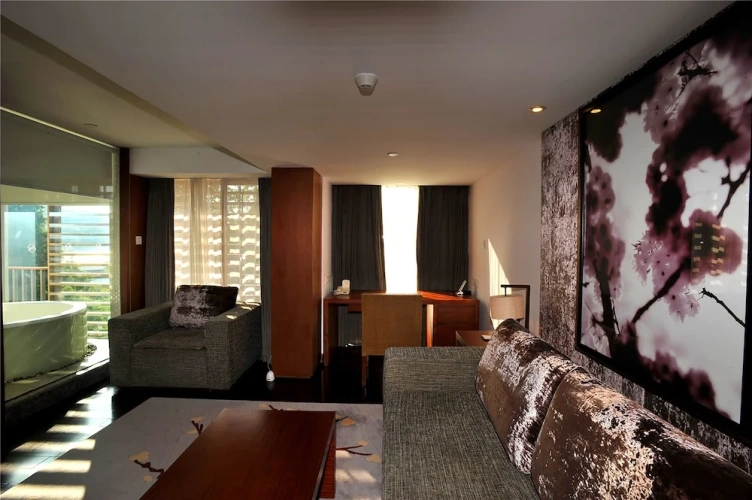 Deluxe Suite with lake view