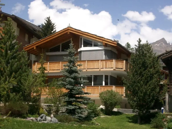 3 Bedrooms Apartment