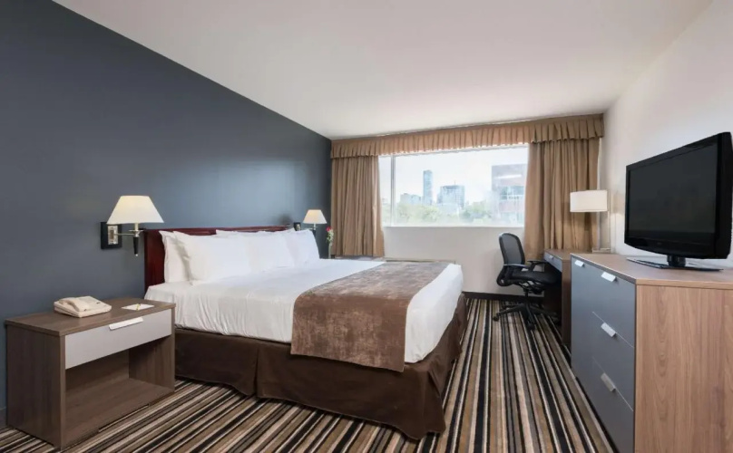Super 8 by Wyndham Downtown Toronto