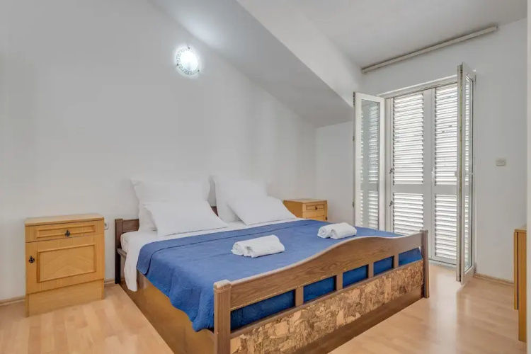 Spacious apartment Zvone with 3 balconies and parking