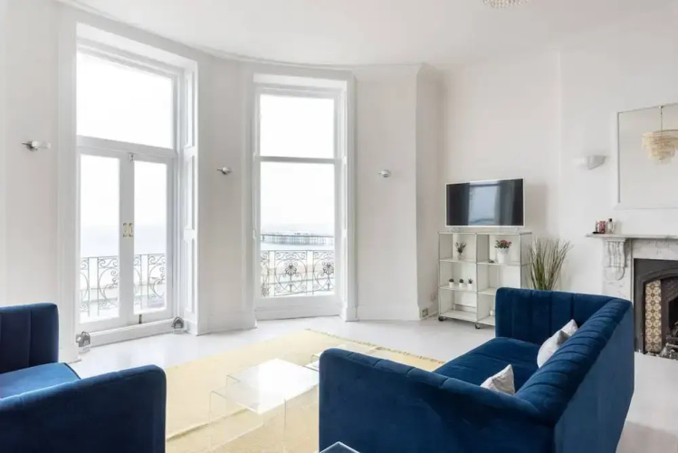 Bright And Elegant 3 Bedroom Seafront Apartment
