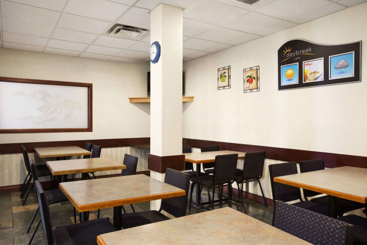 Days Inn by Wyndham Hinton photo 13