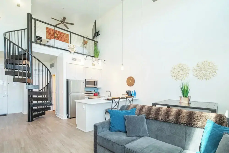 King Bed - Top Floor 2sty Loft - Parking 4058