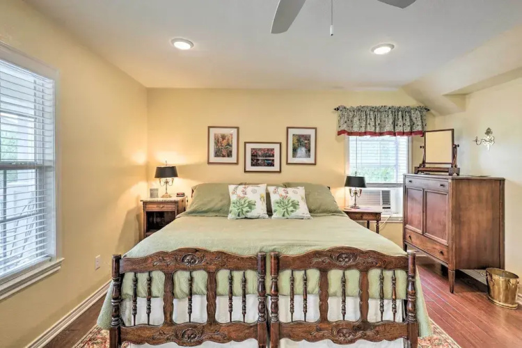 Studio in College Station w/ Expansive Deck!