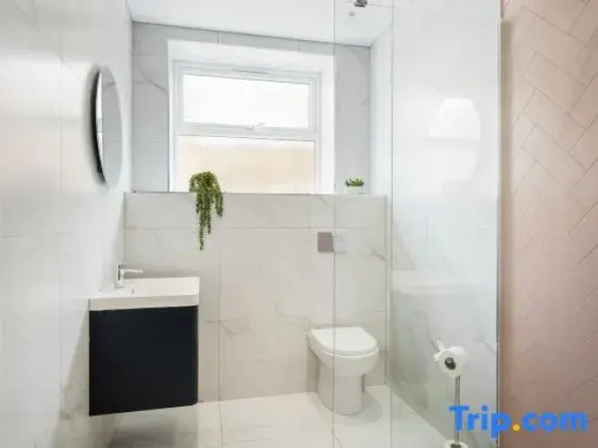 Stunning & Spacious 1-Bed Apt w/ Free Gym & PKG