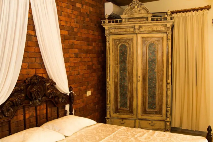 Vintage Art Rooms