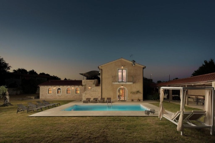 4 Bedrooms Villa