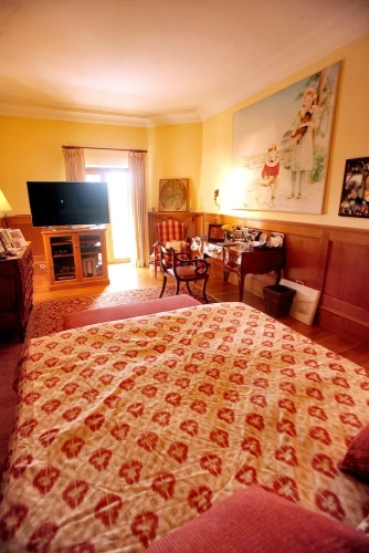 6 Bedrooms Villa