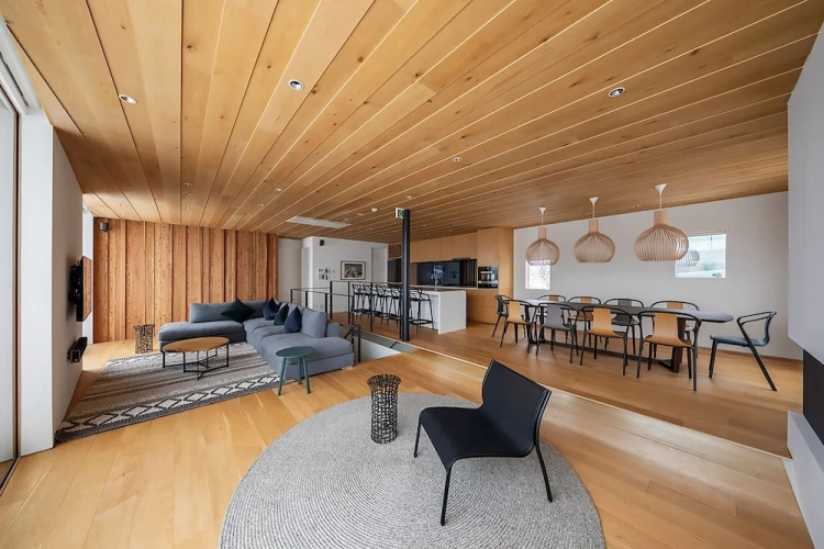 5 Bedrooms Cottage