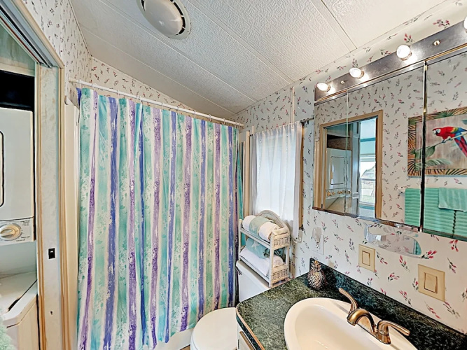 Waterfront W/ Deck & 2 Pools 1 Bedroom Condo