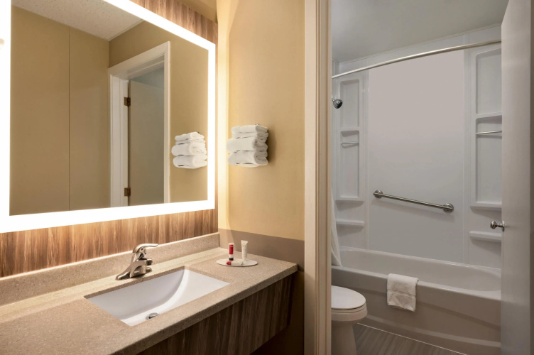 Super 8 By Wyndham Hearst photo 11