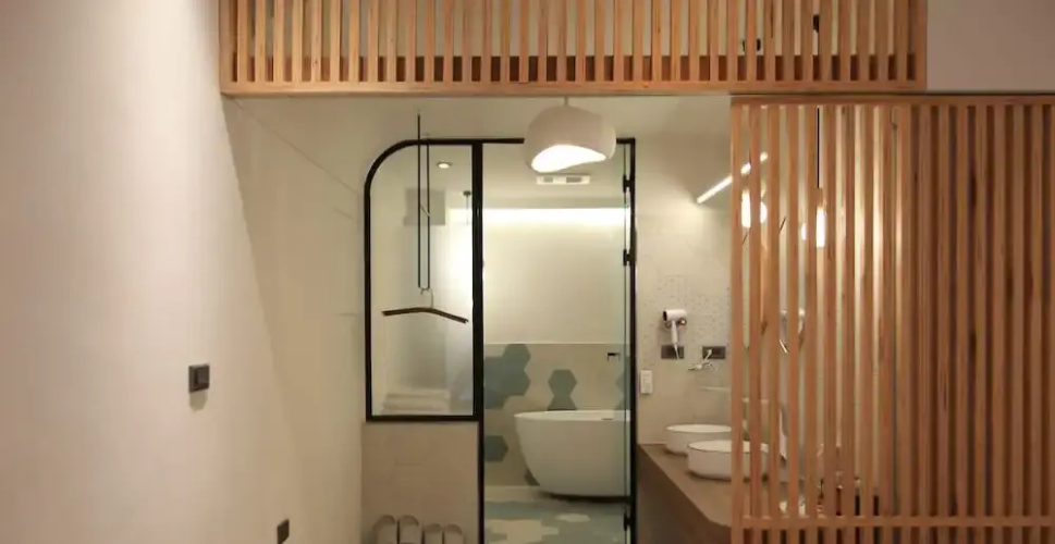 8door Guesthouse