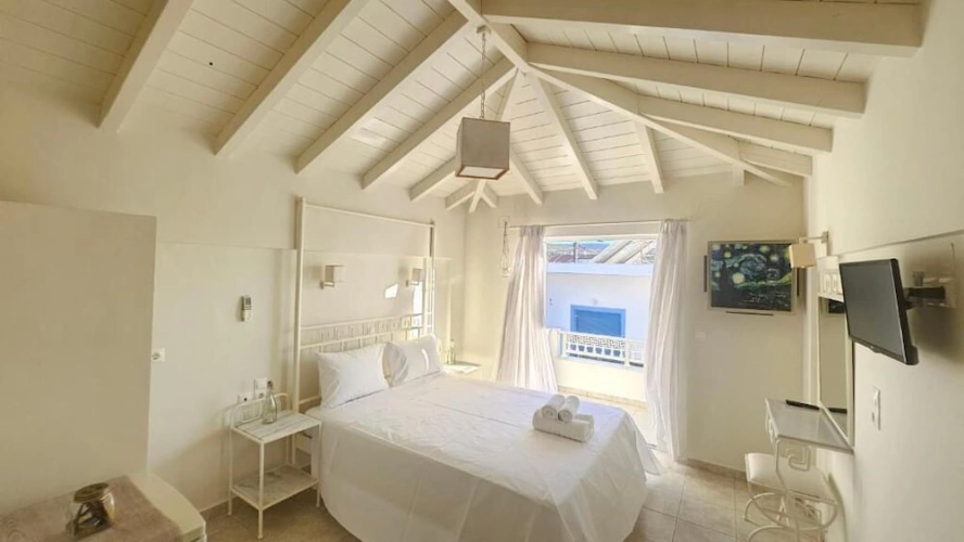 Superior Double room with balcony and with partial sea view