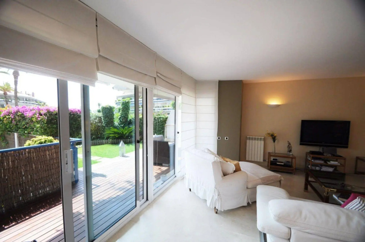 Luxury Apartment with Swimming Pool