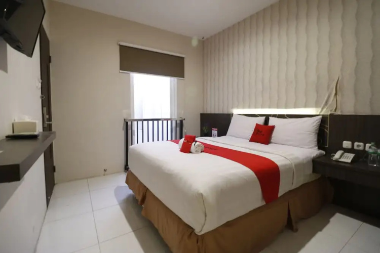 RedDoorz Plus @ Airlangga Mataram