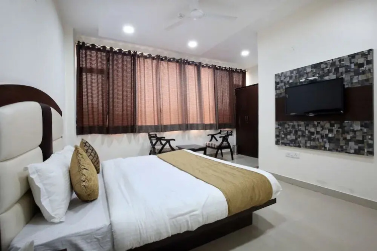 Hotel The Benz By OYO Rooms
