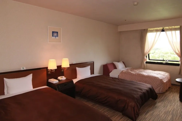 Standard Triple room with golf view