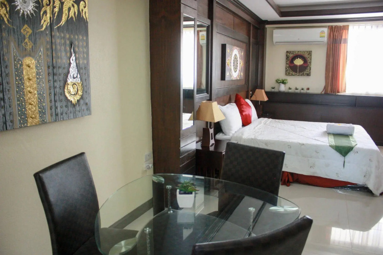 七岩巴黎式旅馆(Cha am Paris Style Guest House)