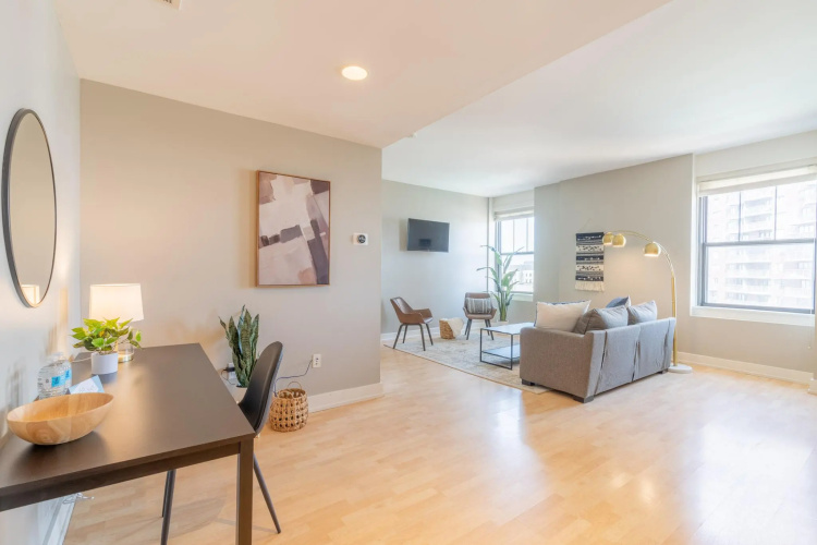 King Bed | Garage | Wifi | Skywalk Access & More!