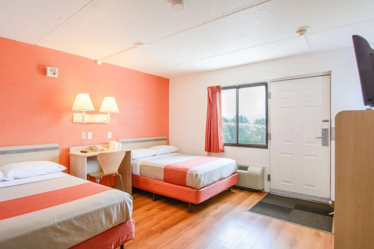 Motel 6 Leominster, MA