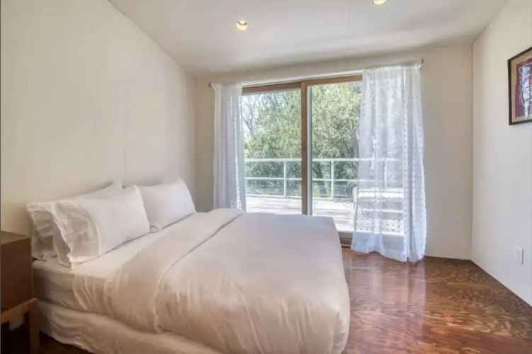Spacious 5-br 4-bath Pool in East Hamptons