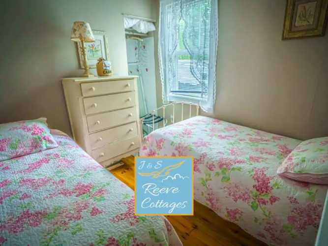 Premier Waterfront Cottage 3