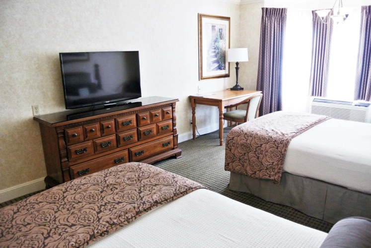 Cow Hollow Inn & Suites