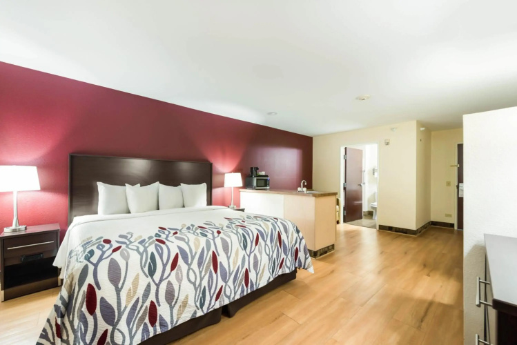 Econo Lodge Inn & Suites