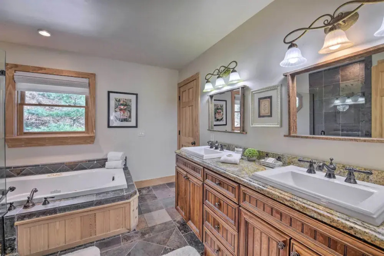 Panoramic Mtn Views: Luxe Cataloochee Cabin!