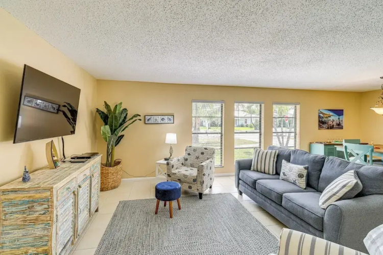 1 Mi to Dtwn Stuart: Bright Home w/ Pool & Spa!