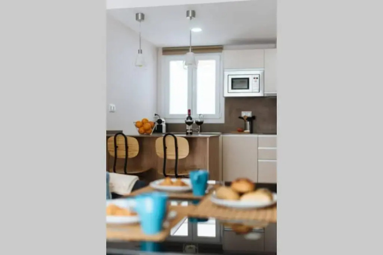 Hostly Sol 2bdr flat with patio in Seville center