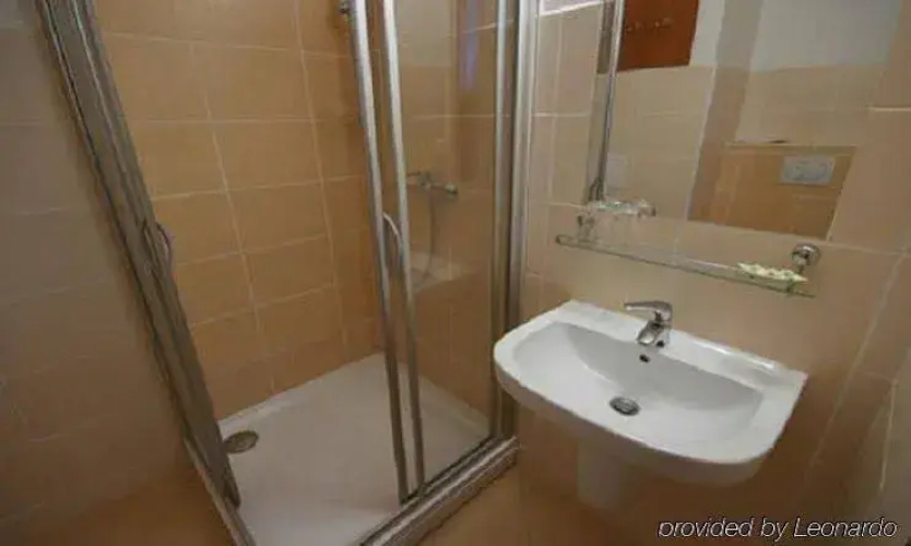 Econo Hotel